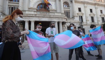 Ataque tránsfobo en España: "Travesti que asco das, tu perteneces al baño de los hombres"